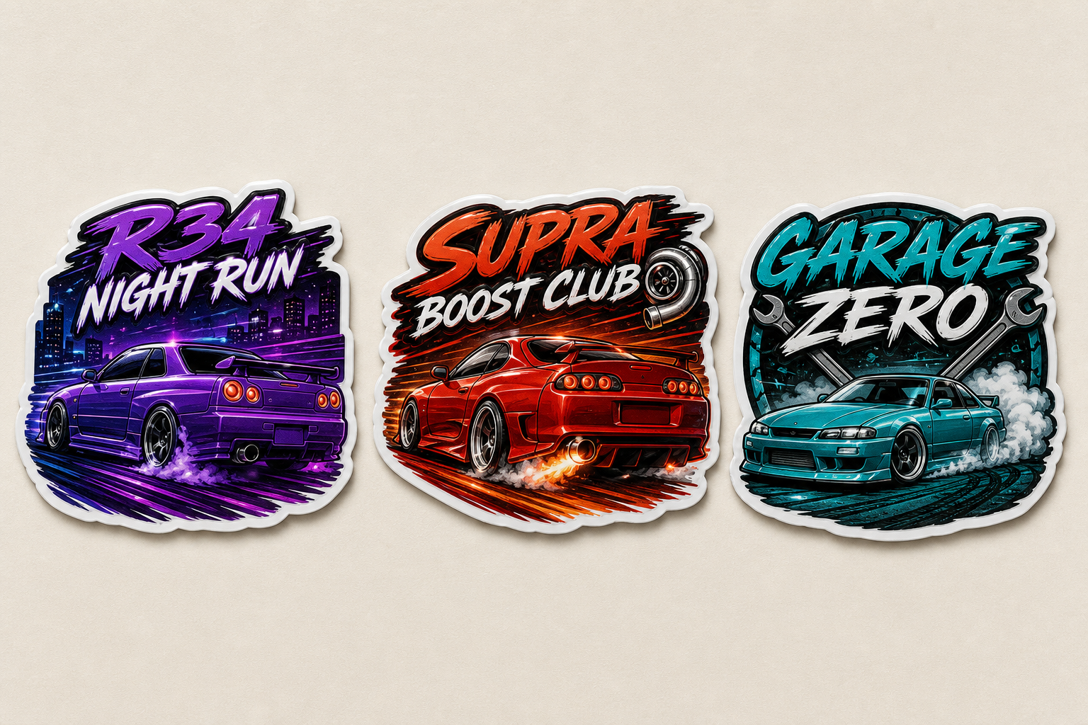 Drei echte JDM UV-DTF Sticker Beispiele: R34 Night Run, Supra Boost Club und Garage Zero mit konturgeschnittenem weißen Rand